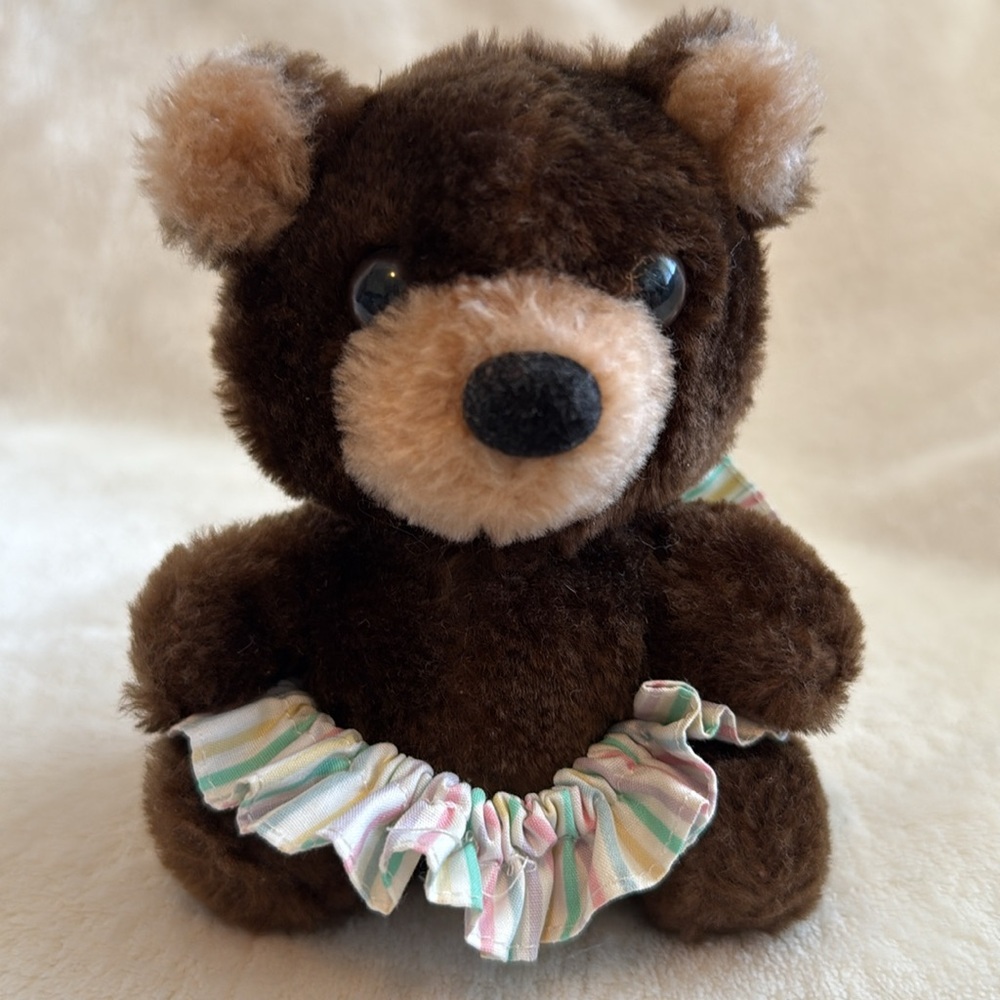 Adorable vintage 1983 5” R. Dakin & Co plush bear w/removable skirt
